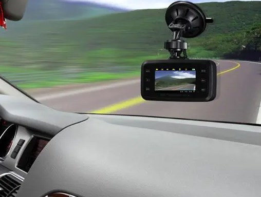 Como o Car DVR Lens ajuda na segurança ao dirigir à noite?